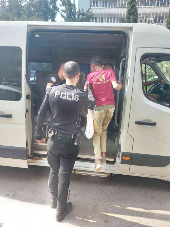 Adana’da Kavşaklarda Dilenen Ve Cam Silen 80 Kişi Yakalandı