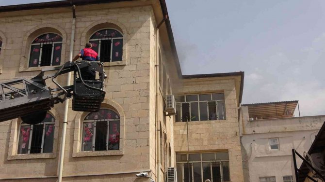 Okulda Çıkan Yangın Paniğe Neden Oldu
