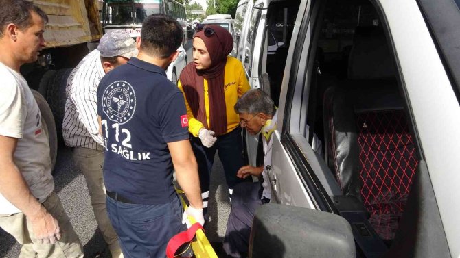 Midibüs, Trafik Işıklarında Bekleyen Kamyonete Çarptı: 5 Yaralı