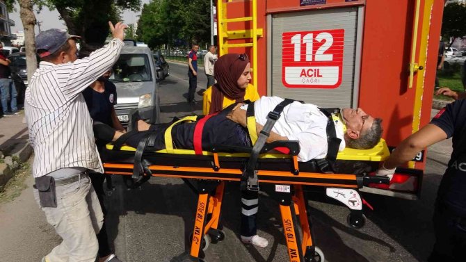 Midibüs, Trafik Işıklarında Bekleyen Kamyonete Çarptı: 5 Yaralı