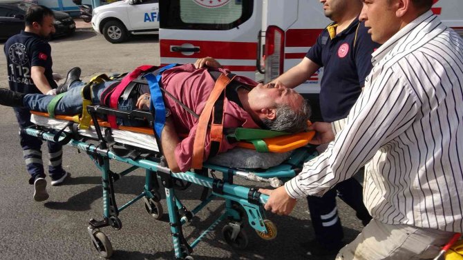 Midibüs, Trafik Işıklarında Bekleyen Kamyonete Çarptı: 5 Yaralı