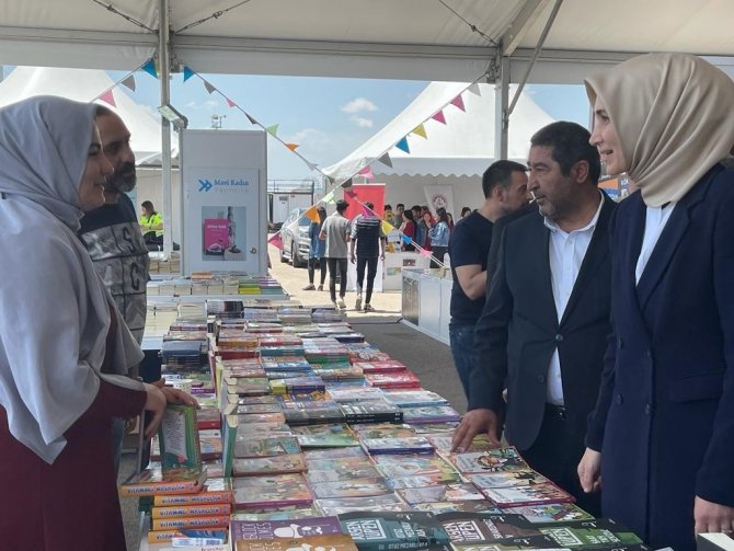 Vali Yiğitbaşı Kitap Fuarı’nı Ziyaret Etti