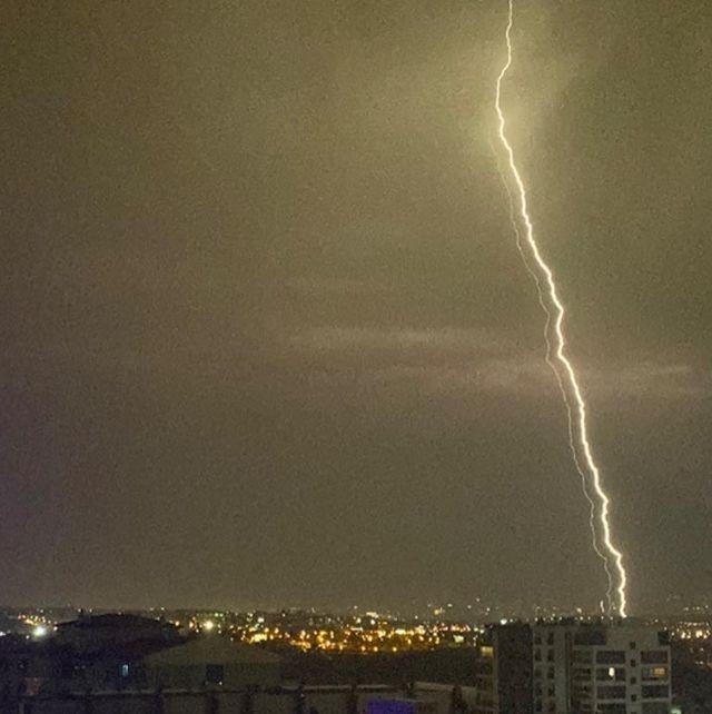 Ankara’da Şimşekler Geceyi Aydınlattı
