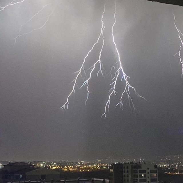 Ankara’da Şimşekler Geceyi Aydınlattı