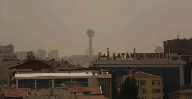 Başkent Semalarını Toz Bulutu Kapladı