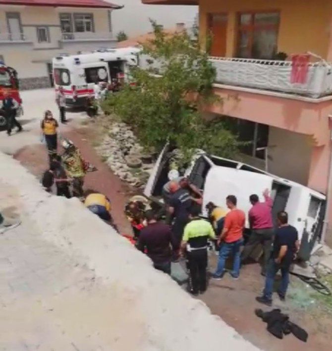 Kontrolden Çıkan Otomobil Evin Bahçesine Uçtu: 1 Yaralı