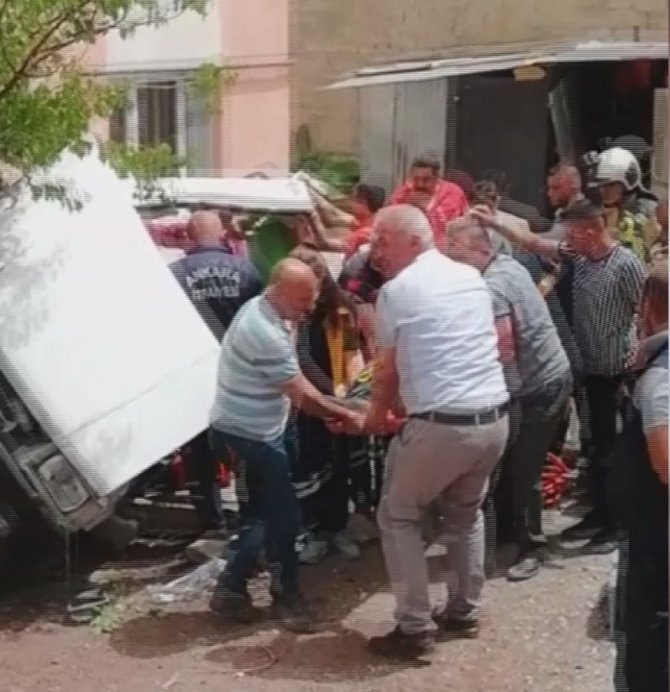 Kontrolden Çıkan Otomobil Evin Bahçesine Uçtu: 1 Yaralı