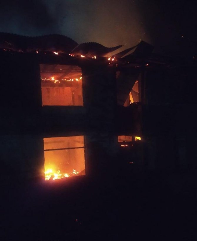 Artvin’de Çıkan Yangında 4 Ev Kullanılamaz Hale Geldi