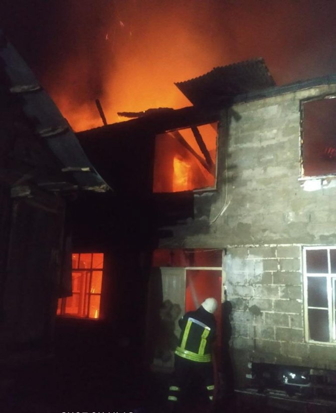 Artvin’de Çıkan Yangında 4 Ev Kullanılamaz Hale Geldi