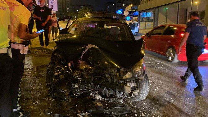 Ataşehir’de Sürücüsünün Kontrolünü Kaybettiği Otomobil Demir Korkuluklara Çarparak Durabildi: 1 Yaralı
