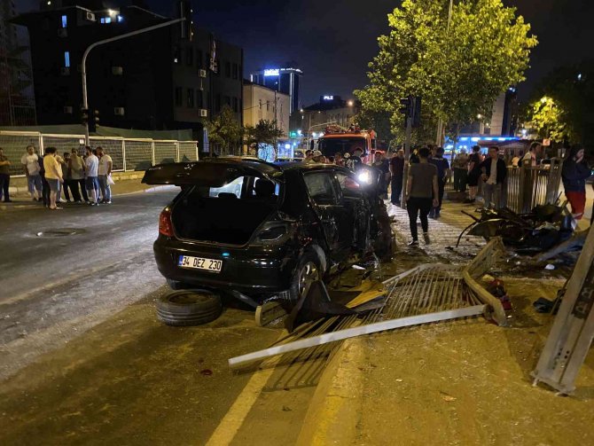Ataşehir’de Sürücüsünün Kontrolünü Kaybettiği Otomobil Demir Korkuluklara Çarparak Durabildi: 1 Yaralı
