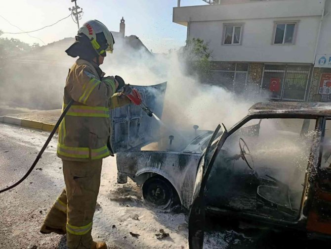 Otomobil Yangında Hurdaya Döndü