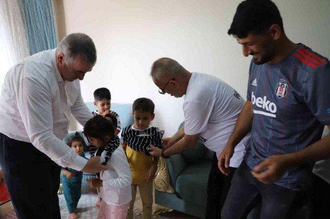 Başkan Turanlı Çocuklara Forma Dağıttı