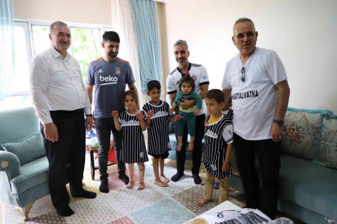 Başkan Turanlı Çocuklara Forma Dağıttı