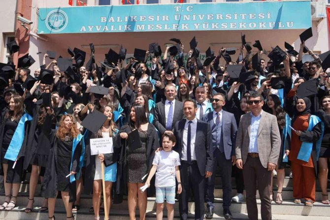 Baü Ayvalık Myo’da Mezuniyet Coşkusu