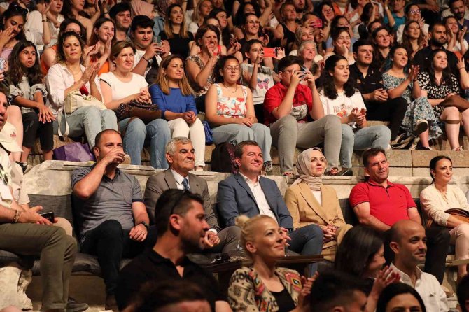 Bergama Tiyatro Festivaline Muhteşem Açılış