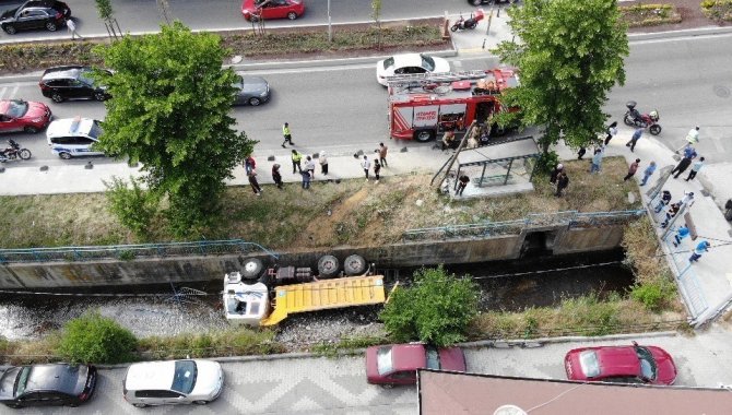 Beykoz’da İ̇ski̇’ye Ait Freni Tutmayan Hafriyat Kamyonu Kanala Uçtu