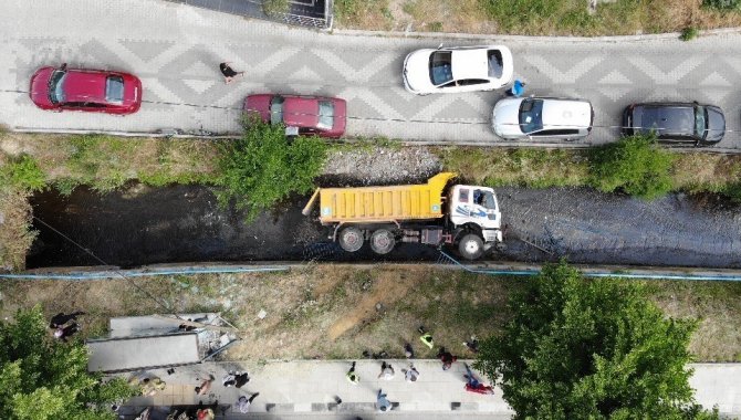 Beykoz’da İ̇ski̇’ye Ait Freni Tutmayan Hafriyat Kamyonu Kanala Uçtu