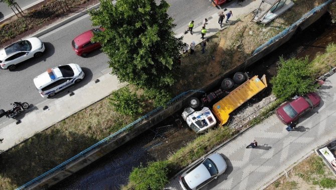 Beykoz’da İ̇ski̇’ye Ait Freni Tutmayan Hafriyat Kamyonu Kanala Uçtu