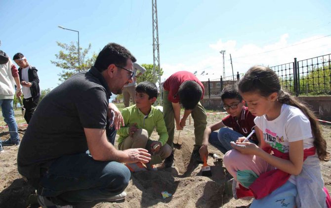 Ahlat’ta ‘Minik Arkeologlar İ̇ş Başında’ Projesi