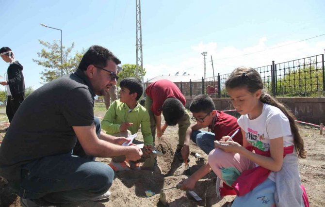 Ahlat’ta ‘Minik Arkeologlar İ̇ş Başında’ Projesi