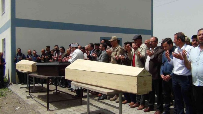Bu Acıya Yürek Dayanmaz, Göçük Altında Kalan Anne Ve Oğulları Toprağa Verildi