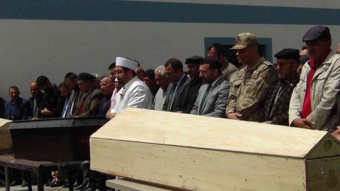 Bu Acıya Yürek Dayanmaz, Göçük Altında Kalan Anne Ve Oğulları Toprağa Verildi