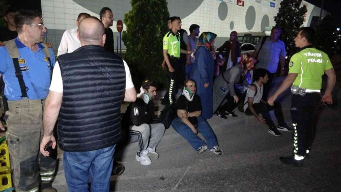 Yolcu Minibüsü Yön Levhasına Çarptı: 1’i Ağır 12 Yaralı