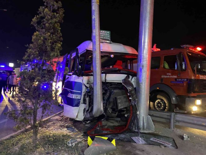 Yolcu Minibüsü Yön Levhasına Çarptı: 1’i Ağır 12 Yaralı