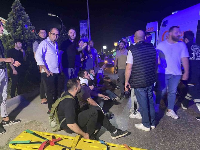 Yolcu Minibüsü Yön Levhasına Çarptı: 1’i Ağır 12 Yaralı