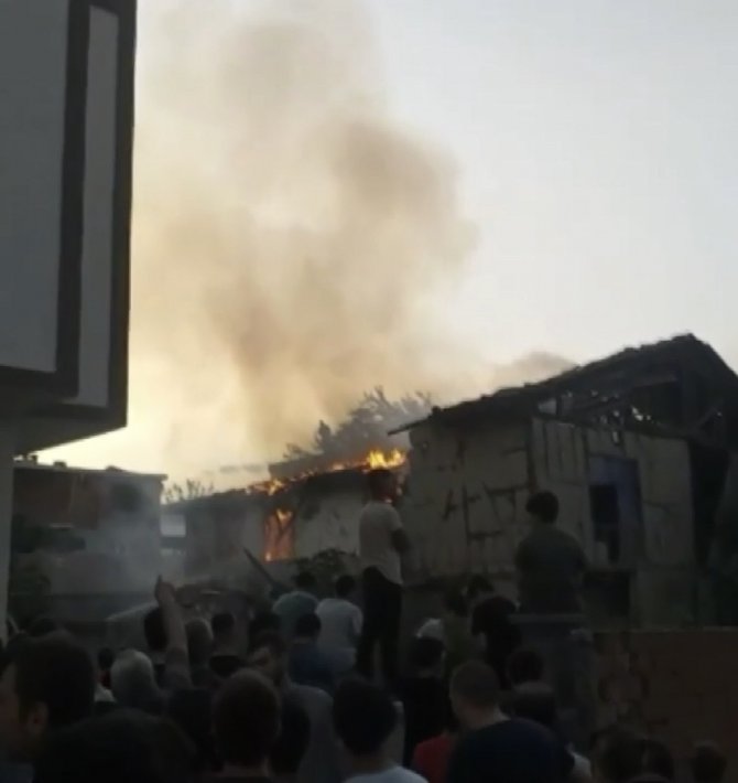Bursa’da Tarihi Ev Alev Alev Yandı