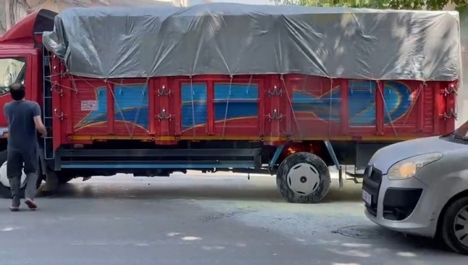 Lastiği Tutuşan Kamyon Alev Almadan Söndürüldü