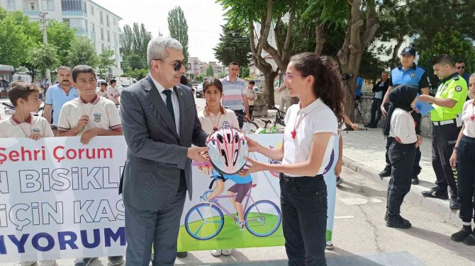 Güvenli Bisiklet Kullanımı Eğitimi Alan Öğrencilere Polis Kask Hediye Etti