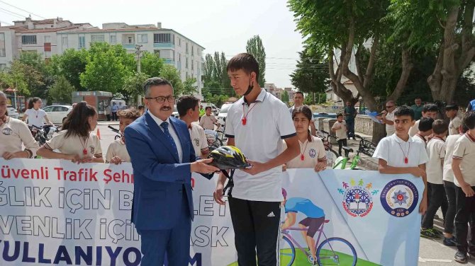 Güvenli Bisiklet Kullanımı Eğitimi Alan Öğrencilere Polis Kask Hediye Etti