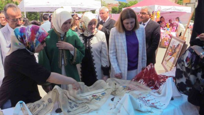 Görücüye Çıkan 200 Yıllık İpek Kumaşa Büyük İlgi