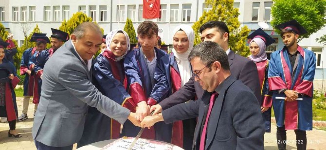 Gürün’de Mezuniyet Coşkusu