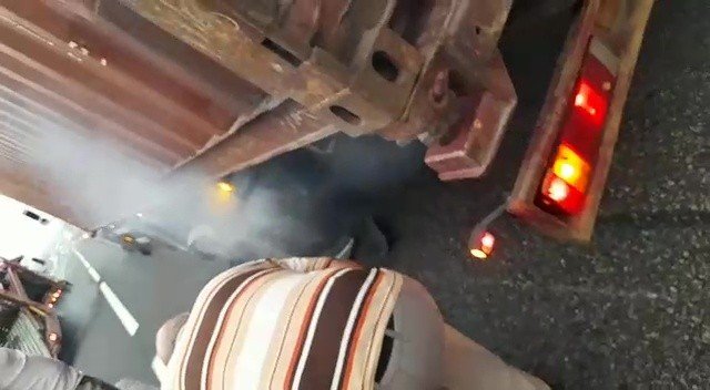 Balataları Tutuşan Tırdaki Yangını Vatandaşlar Söndürdü