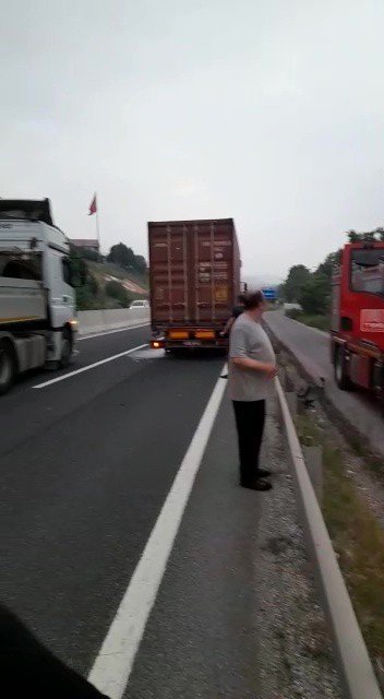 Balataları Tutuşan Tırdaki Yangını Vatandaşlar Söndürdü