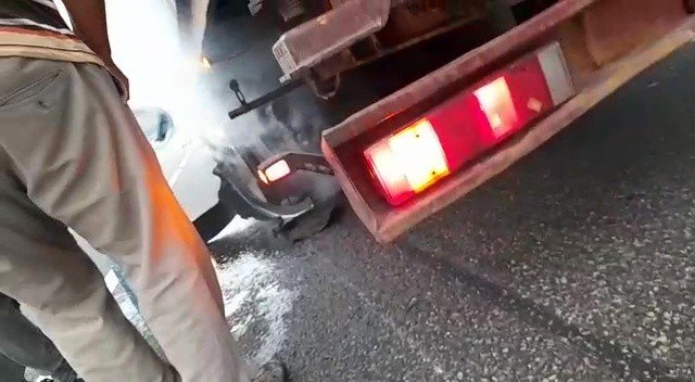 Balataları Tutuşan Tırdaki Yangını Vatandaşlar Söndürdü