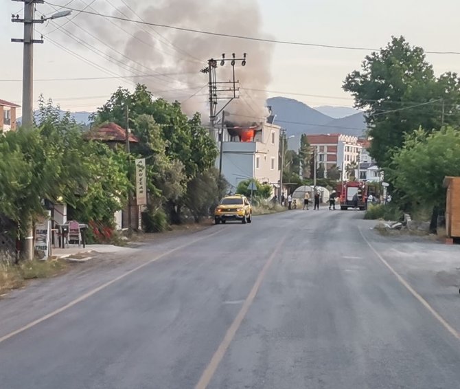 Dalaman’da, Çatı Katı Yangınında İki Kişi Kurtarıldı