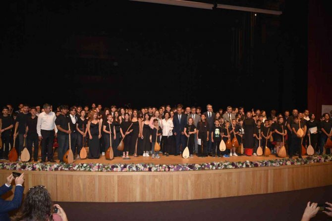 Denizli Türkülerini 120 Öğrenciden Oluşan Dev Orkestra Seslendirdi