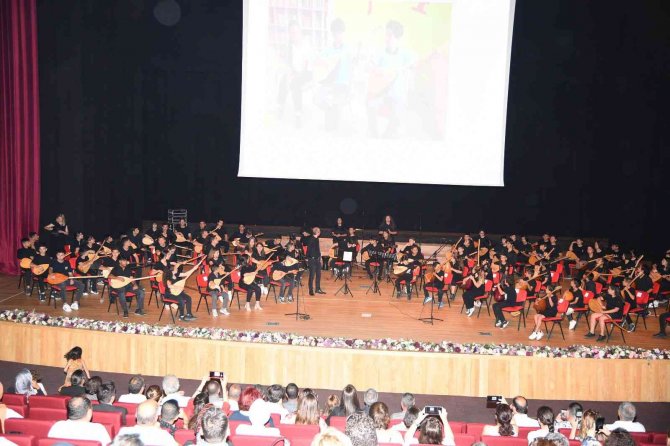 Denizli Türkülerini 120 Öğrenciden Oluşan Dev Orkestra Seslendirdi