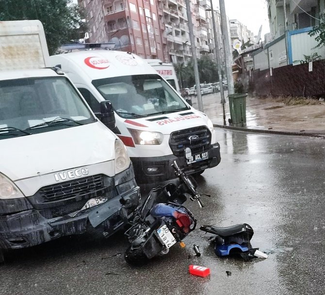 Şiddetli Yağış Ve Fırtınada Kalpleri Isıtan Görüntü