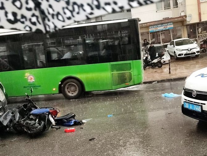 Şiddetli Yağış Ve Fırtınada Kalpleri Isıtan Görüntü