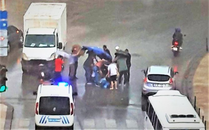 Şiddetli Yağış Ve Fırtınada Kalpleri Isıtan Görüntü
