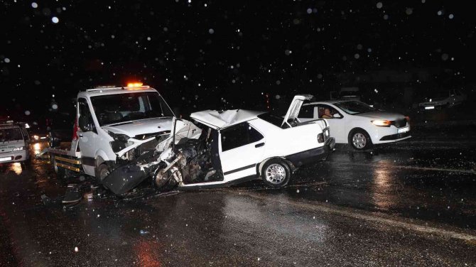 Karşı Şeride Geçen Otomobil Çekiciyle Çarpıştı: 1 Ölü, 2 Yaralı