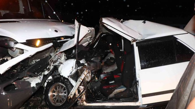 Karşı Şeride Geçen Otomobil Çekiciyle Çarpıştı: 1 Ölü, 2 Yaralı