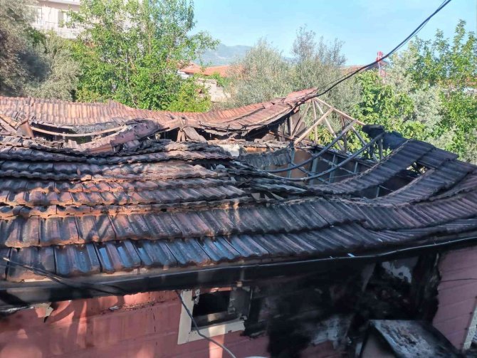 Yıldırım Düşmesi Sonucu Çıkan Yangında Bir Ev Kül Oldu