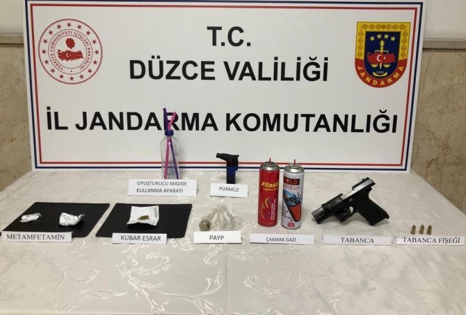 Uyuşturucu Kullanıcıları Yol Kontrolünde Yakalandı