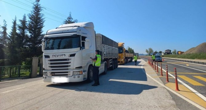 Yolcu Ve Yük Taşıyan Araçlara Jandarmadan Sıkı Denetim